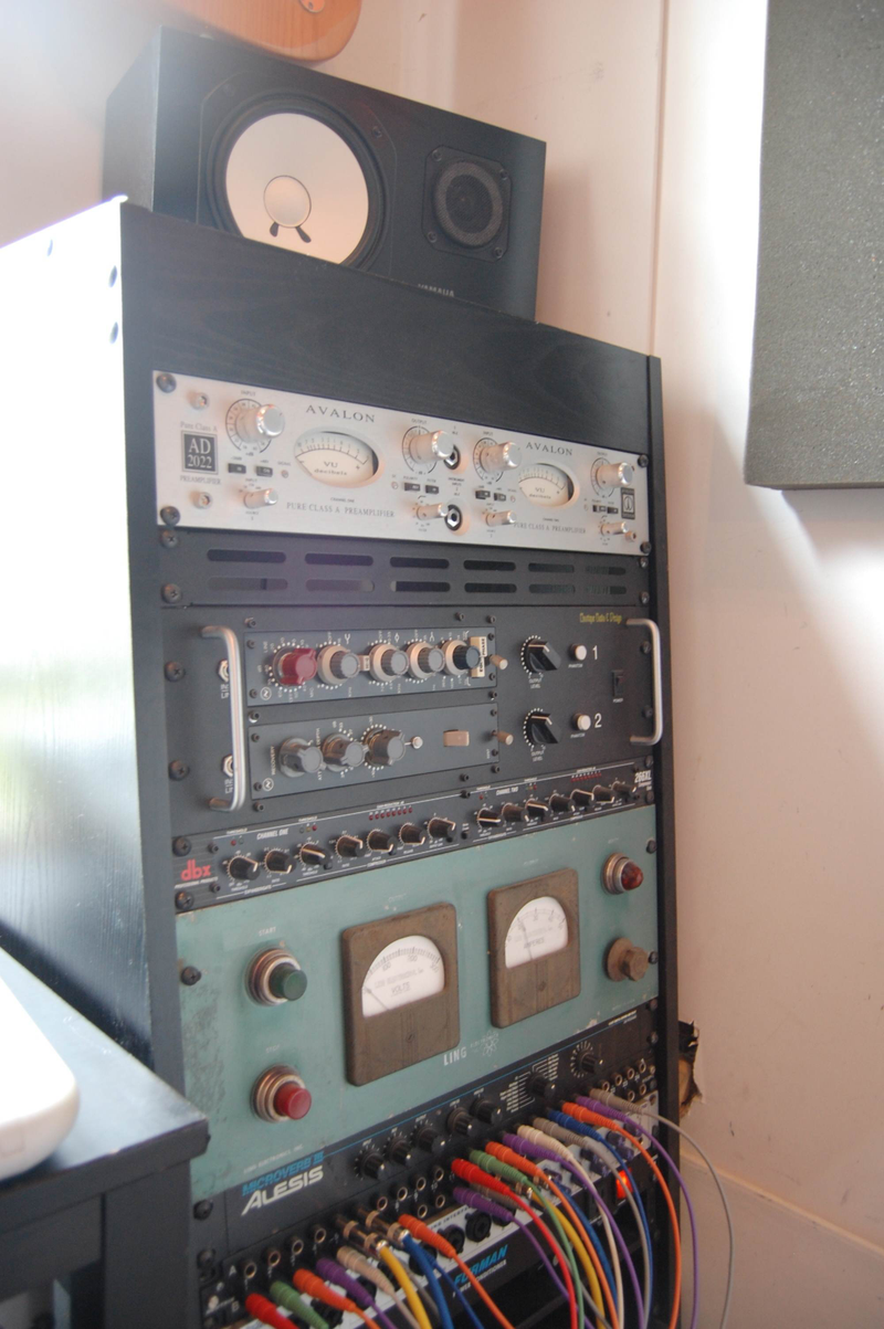 Illustration for article titled A Professional Recording Studio in an Unbelievably Tiny Room